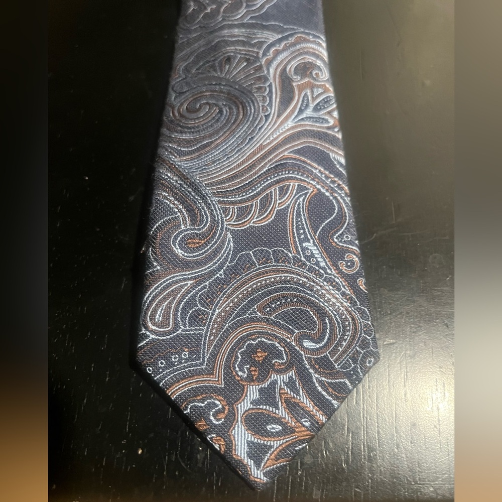 **NEW**. Joseph Abboud Navy and Copper Paisley Tie